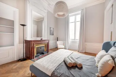 Un ou plusieurs lits dans un hébergement de l'établissement Le Rhône Haussmannien, Luxueux spacieux et raffiné au cœur de Lyon 6e vue Rhône