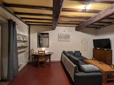 Télévision ou salle de divertissement dans l'établissement La dépendance de la Ferme Blanche
