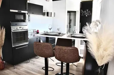 Cuisine ou kitchenette dans l'établissement Pied à terre - Mezzanine studio - Private parking