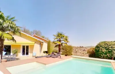 Piscine de l'établissement Mon Nid'éal de Bien-être ou située à proximité