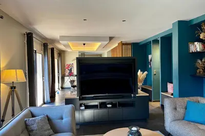 Télévision ou salle de divertissement dans l'établissement Villa Birdie - Belle maison avec piscine
