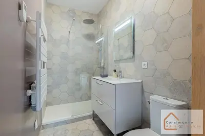 Salle de bains dans l'établissement Agréable Maisonnette à Proximité d'Eurexpo