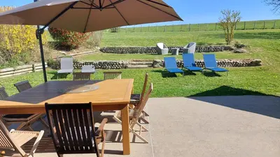 Jardin de l'établissement Les coqs de Mirebois ,Maison de campagne de 200 M2 pour 10 Personnes