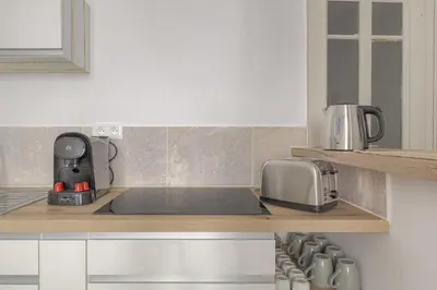 Cuisine ou kitchenette dans l'établissement Charmant et Chaleureux à Cordeliers