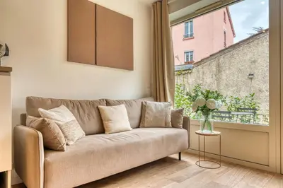 Coin salon dans l'établissement L’Epicéa - RDJ duplex proche métrohôpital