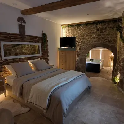 Un ou plusieurs lits dans un hébergement de l'établissement Love room chambre romantique avec Jacuzzi