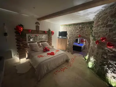 Un ou plusieurs lits dans un hébergement de l'établissement Love room chambre romantique avec Jacuzzi
