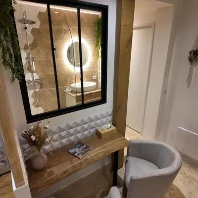 Coin salon dans l'établissement Love room chambre romantique avec Jacuzzi