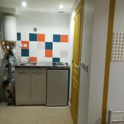 Cuisine ou kitchenette dans l'établissement Studio Dépendance Maison, 5 MNT GARE & TRAM