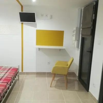 Télévision ou salle de divertissement dans l'établissement Studio Dépendance Maison, 5 MNT GARE & TRAM