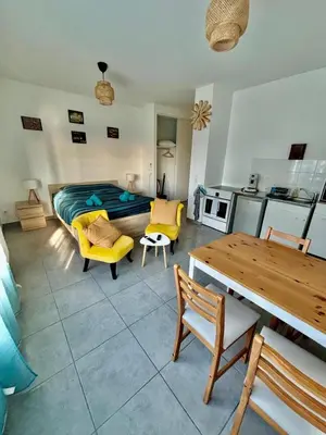 Cuisine ou kitchenette dans l'établissement Studio neuf, Métro, Résidence protégée