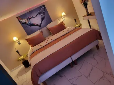 Un ou plusieurs lits dans un hébergement de l'établissement Love room le belka