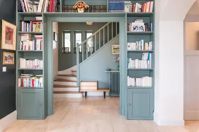 Bibliothèque dans la villa
