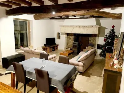 Coin salon dans l'établissement Maison médiévale Beaujolaise 17e siècle Authenticité Calme