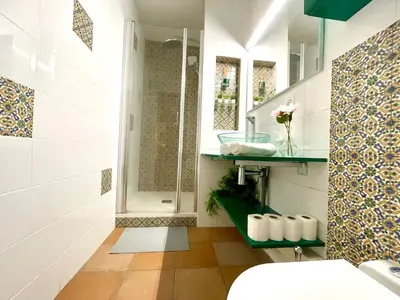 Salle de bains dans l'établissement BnGo I Le Spacieux I 12 personnes, 5 chambres, 2 salle de bain, parking privé, WC séparé, Wifi