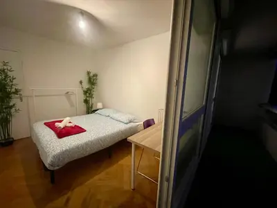 Un ou plusieurs lits dans un hébergement de l'établissement BnGo I Le Spacieux I 12 personnes, 5 chambres, 2 salle de bain, parking privé, WC séparé, Wifi