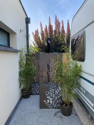 Jardin de l'établissement La Croisée, Caravane avec toilette et lavabo - particulier