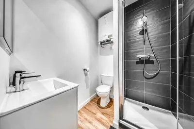 Salle de bains dans l'établissement Cinéma & Expérience 4K - Popcorn OFFERT