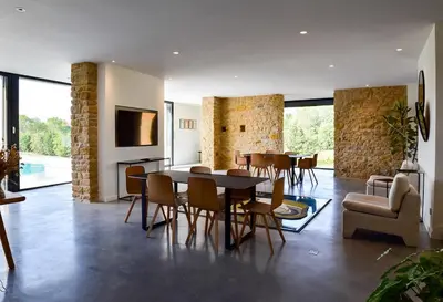 Télévision ou salle de divertissement dans l'établissement Villa Molinant, évasion en Pierres Dorées