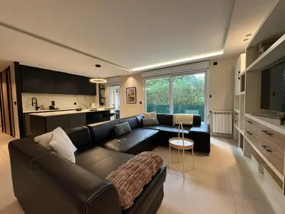 Plan de l'établissement Modern T3 renovated with new pool terrace and box