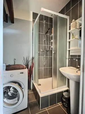 Salle de bains dans l'établissement Appartement 3 chambres proche gare
