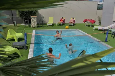 Piscine de l'établissement Le brin de soleil reposant ou située à proximité