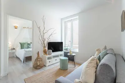 Télévision ou salle de divertissement dans l'établissement Le Bel Ombre