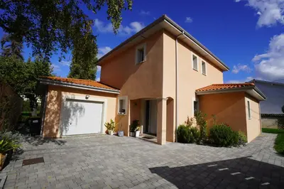 Plan de l'établissement Villa moderne à deux pas de Lyon