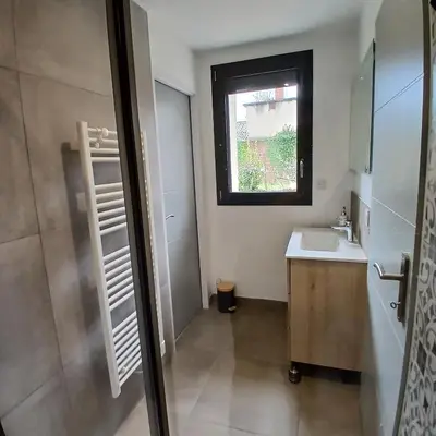 Salle de bains dans l'établissement L'Atelier
