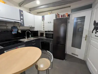 Cuisine ou kitchenette dans l'établissement Le nid des voyageurs, Maison de vacances familiale