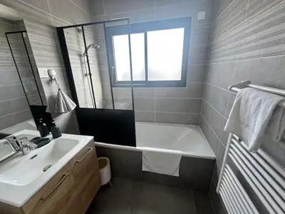 Salle de bains dans l'établissement Maison 70 avec 8 chambres lechaffardcom