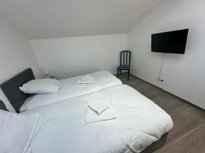 Un ou plusieurs lits dans un hébergement de l'établissement Maison 70 avec 8 chambres lechaffardcom