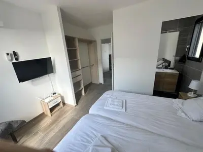 Un ou plusieurs lits dans un hébergement de l'établissement Maison 90 avec 8 chambres lechaffardcom