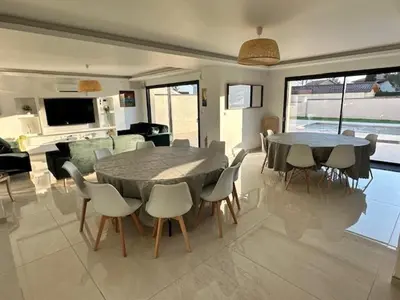 Télévision ou salle de divertissement dans l'établissement Maison 90 avec 8 chambres lechaffardcom