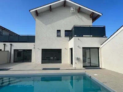 Piscine de l'établissement Maison 90 avec 8 chambres lechaffardcom ou située à proximité