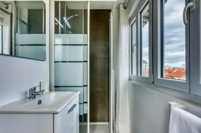Salle de bains dans l'établissement La Suite Crème - Métro D - Gare de Vénissieux