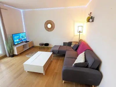 Télévision ou salle de divertissement dans l'établissement Le Garnier - Lyon 7 avec Balcon & Parking Inclus