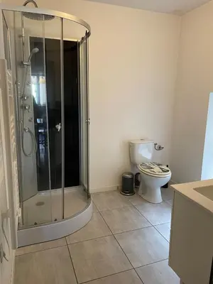 Salle de bains dans l'établissement Apartment Montmerle centre, 10 minutes Belleville