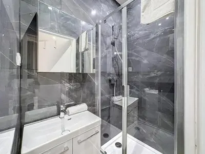 Salle de bains dans l'établissement My Home Saint Jérome 2