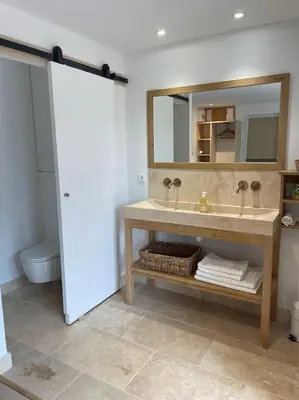 Salle de bains dans l'établissement Le Déo