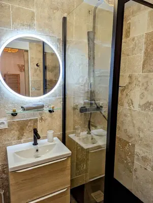 Salle de bains dans l'établissement Studio le Cosy - Bourgoin Centre