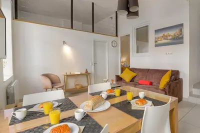Coin salon dans l'établissement Charmand et Cosy avec emplacement idéal