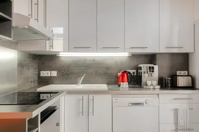 Cuisine ou kitchenette dans l'établissement Charmand et Cosy avec emplacement idéal