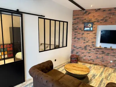 Télévision ou salle de divertissement dans l'établissement Le Loft d 'Éveux - 2 places de parking