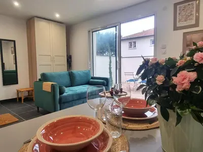 Coin salon dans l'établissement Charmant gîte à Montrond-les-Bains avec parking et wifi - FR-1-496-342