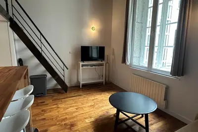 Télévision ou salle de divertissement dans l'établissement Bright T3 in the 1st arrondissement