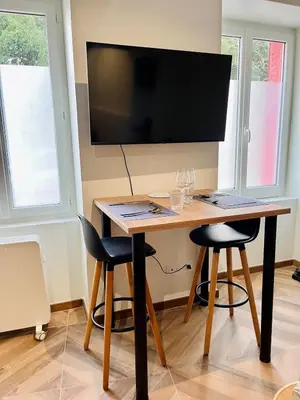 Télévision ou salle de divertissement dans l'établissement l'Evasion avec Parking Privé & Clim