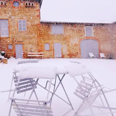 L'établissement Loft au cœur des vignes dans un ancien Chai en hiver