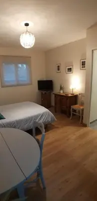 Télévision ou salle de divertissement dans l'établissement la chambre de Valérie