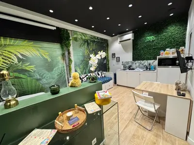 Coin salon dans l'établissement Ciné Jungle Projecteur 4K cœur de Lyon 6